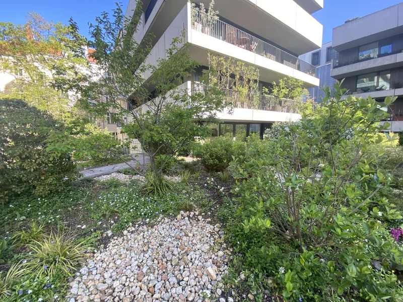 Neuwertige 4-Raum-Terrassenwohnung mit Gartenanteil, EBK - 2 Jahre, ggf. länger — photo 1